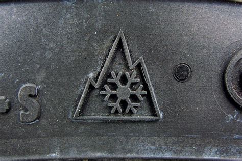 Simbolis: 3PMSF ženklas (trijų viršūnių kalnas su snaige).