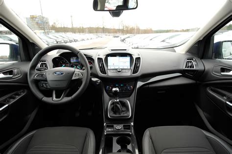 Ford Kuga pirmoji karta interjeras