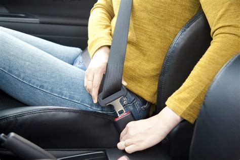 Teminė nuotrauka, vaizduojanti saugos diržo sagtį automobilyje