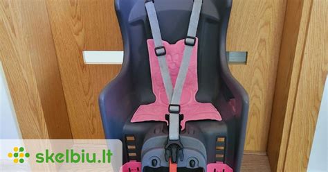 Nuotrauka, vaizduojanti tinkamai įtvirtintą vaikišką saugos kėdutę
