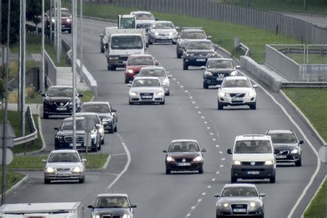 Tematinė nuotrauka: įvairių automobilių srautas kelyje, rodanti skirtingas eismo situacijas