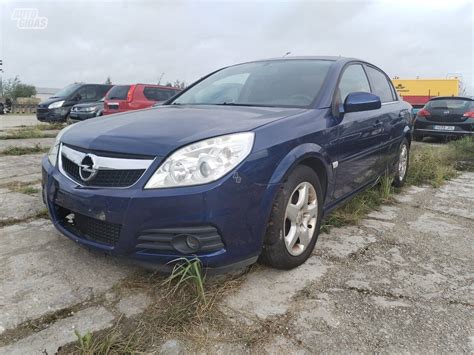 „Opel Vectra C“ sedanas kelyje, pabrėžiantis automobilio modernų dizainą