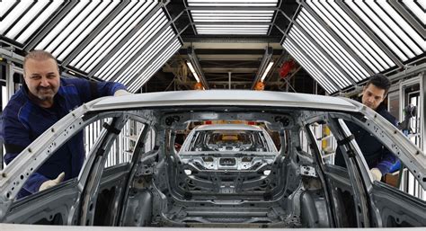 Moderni automobilių surinkimo linija vienoje iš Vokietijos gamyklų, iliustruojanti robotizacijos lygį