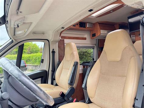 Mikroautobuso salonas su patogiomis sėdynėmis, oro kondicionieriumi ir pramogų sistema