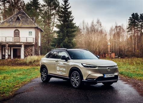 Teminė nuotrauka: automobilis keliauja Lietuvos kraštovaizdyje