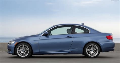 BMW 3 serijos E92 kupė automobilio profilis, rodantis ilgą kapotą ir tvirtą siluetą