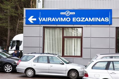 Infografika apie kritines ir nekritines klaidas vairavimo egzamine