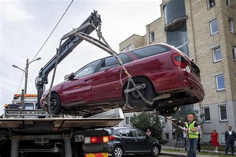 Teminė nuotrauka: automobilis grąžinamas nuomos įmonei, vykdoma apžiūra