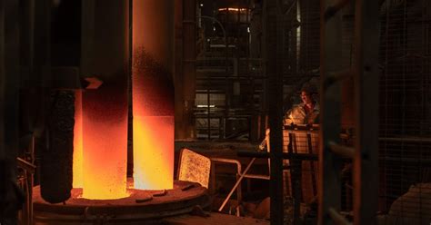 Statinis vaizdas: skirtingų automobilių kėbulų dalių gamybos procesas su pavaizduotomis plieno ir aliuminio detalėmis.