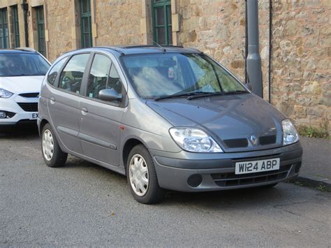 Teminė nuotrauka: Renault Scenic 2000 m. modelis stovintis lauke