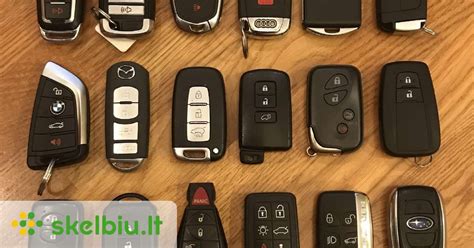 Iliustracija, vaizduojanti tris pagrindinius automobilių raktų tipus: mechaninį, su atsakikliu ir beraktės sistemos pultelį.