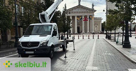 nuotrauka: autobokštelis atliekantis fasado darbus
