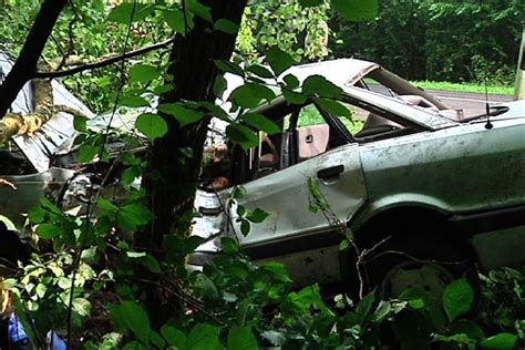Teminė nuotrauka su automobiliu atliekančiu lenkimo manevrą