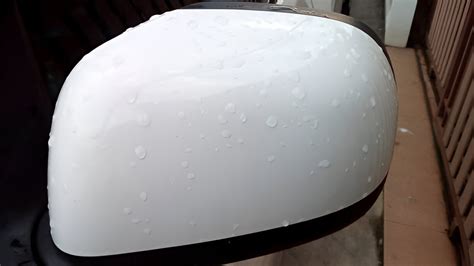vandens lašeliai ant vaškuoto automobilio paviršiaus