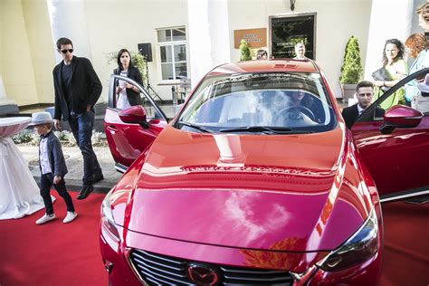 Teminė nuotrauka: šeima apžiūrinėja naują automobilį salone