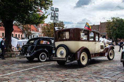 Istorinio dešiniavairio automobilio nuotrauka