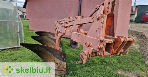 Nuotrauka, vaizduojanti ratinį krautuvą, dirbantį statybvietėje