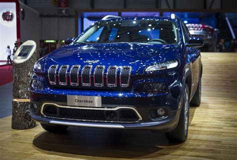 Tematinė nuotrauka: naujas Jeep automobilis salone arba šalia salono pastato su logotipu