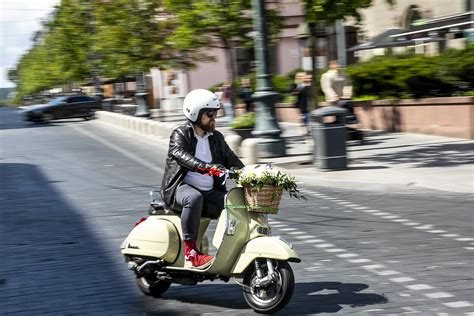 Teminė nuotrauka: asmuo ant mopedo, važiuojantis keliu