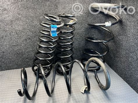 Schema, iliustruojanti priekinių ir galinių amortizatorių skirtumus ir jų montavimo vietas automobilyje.