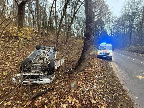 Teminė nuotrauka: automobilis, stovintis saugioje aplinkoje arba apsaugotas nuo nelaimių, simbolizuojantis draudimo apsaugą