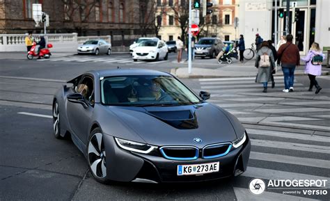 BMW i8 nuotrauka, išryškinanti jo išraiškingą dizainą ir galinius žibintus
