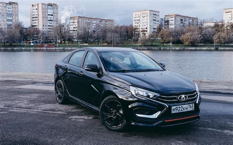 Lada Vesta sedano eksterjero nuotrauka su X motyvo detalėmis