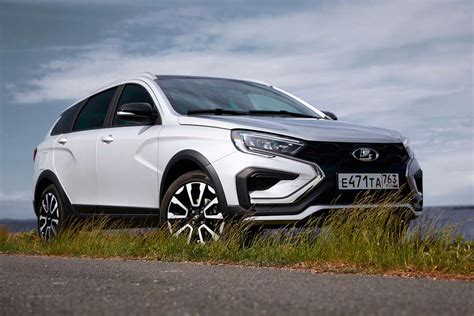 Lada Vesta SW Cross modelio nuotrauka, pabrėžiant padidintą prošvaisą