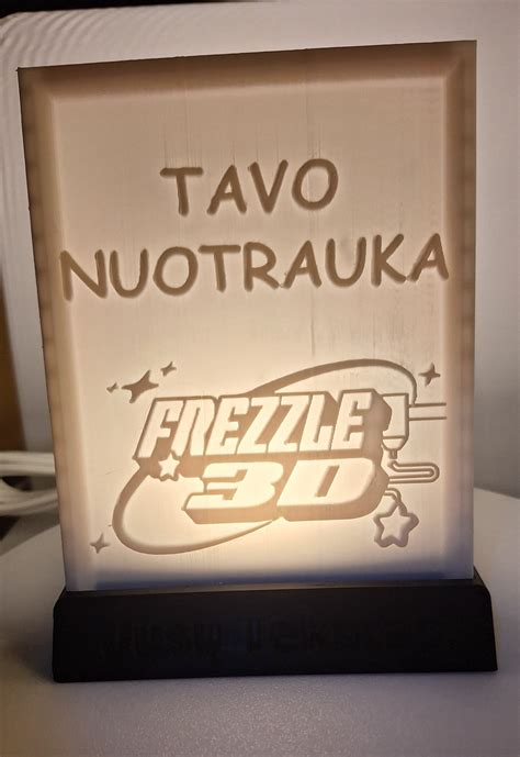 Sunkvežimio kabinos interjero nuotrauka su gultu ir apšvietimu