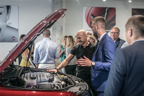 Teminė nuotrauka: Automobilių dalių ekspozicija servise