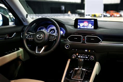 Mazda CX-5 salono informacinės sistemos ekranas ir valdikliai