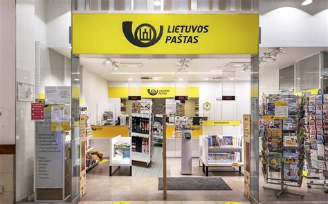 Lietuvos pašto automobilis ir paštininkas, pristatantis siuntas