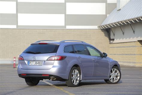 Nuotrauka, demonstruojanti Mazda 6 II (2010) automobilio dizainą ir 18 colių ratus