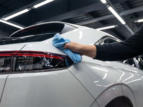 Tematinė nuotrauka, vaizduojanti automobilio plovimą rankomis