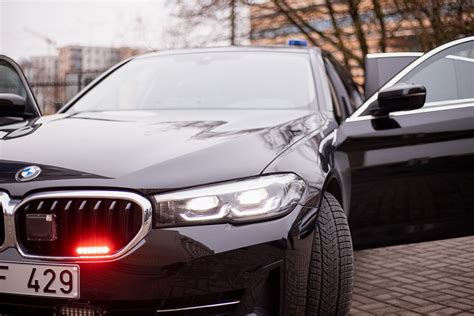 BMW automobilių kolona Telšių miesto gatvėse