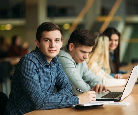 Studentas, besinaudojantis kompiuteriniais KET testais namuose