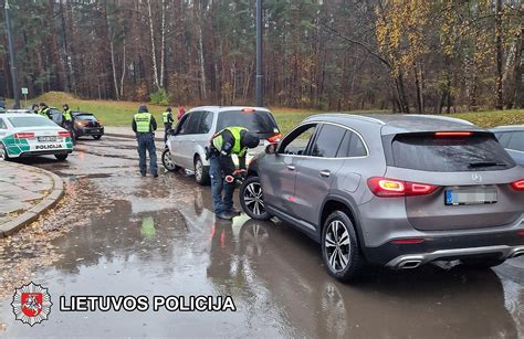 Tematinė nuotrauka: Automobilis ant evakuatoriaus po techninės apžiūros