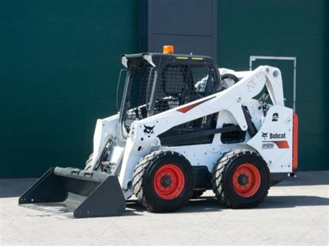 Bobcat krautuvas su įvairiais priedais