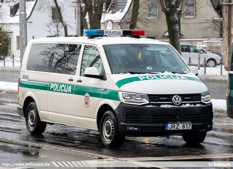 Lietuvos policijos automobilis stabdo pažeidėją dėl saugos diržų nenaudojimo