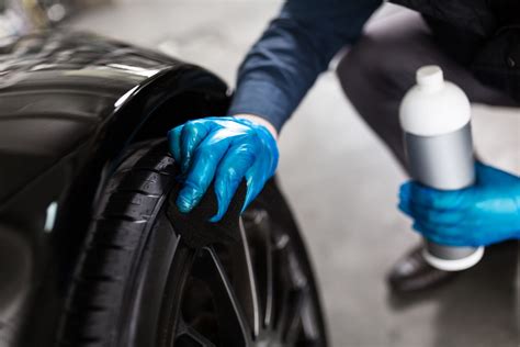 Vabzdžių likučių šalinimas nuo automobilio kėbulo specialia priemone ir kempine