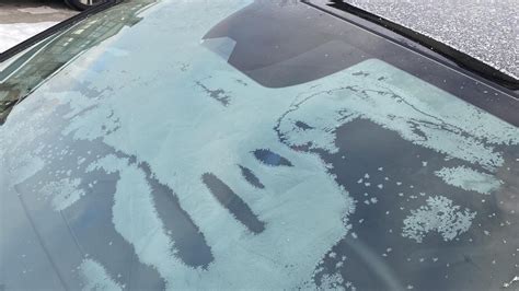 Teminė nuotrauka: apledėjęs automobilio priekinis stiklas šaltą žiemos rytą