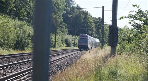 Vaizdas su traukinio vagonais ant bėgių