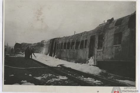 Nuotrauka iš Žaslių geležinkelio avarijos vietos