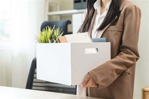 Ilustracija, vaizduojanti pirkėją, gaunantį informaciją apie savo teises