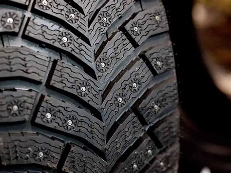 schema, showing how a tire stud penetrates ice for grip