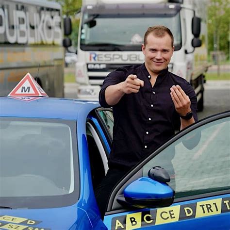 Instruktorius ir mokinys praktinio vairavimo pamokoje Naujamiestyje