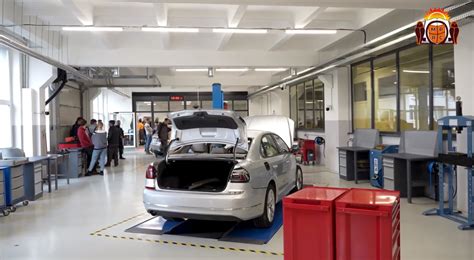 Teminė nuotrauka: autoserviso darbuotojas montuoja padangą