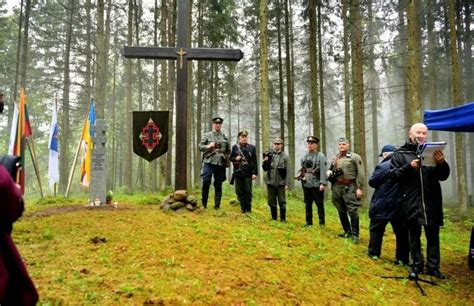 Partizanų nuotrauka miške (istorinė nuotrauka)
