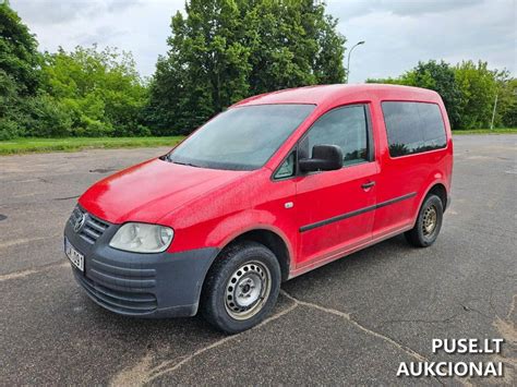VW Caddy automobilis su skirtingų stilių ir spalvų lietų ratlankių pavyzdžiais
