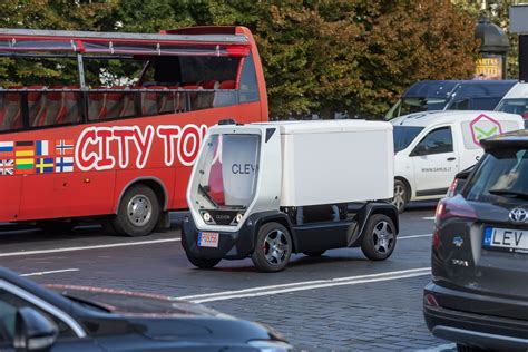 Miesto automobilis, važiuojantis miesto gatvėmis